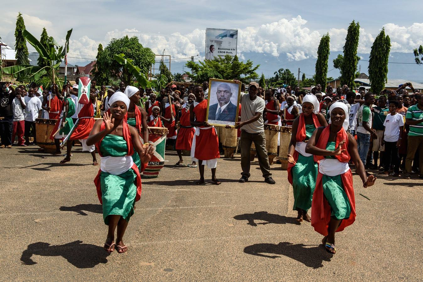 Colas interminables para recibir al presidente de Burundi