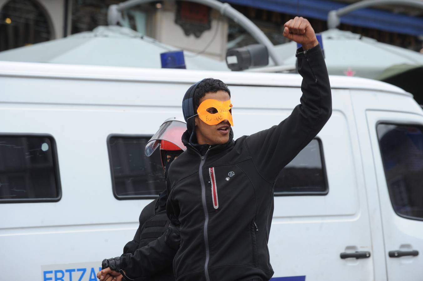 La Ertzaintza rompe por la fuerza el &#039;muro&#039; de Segi