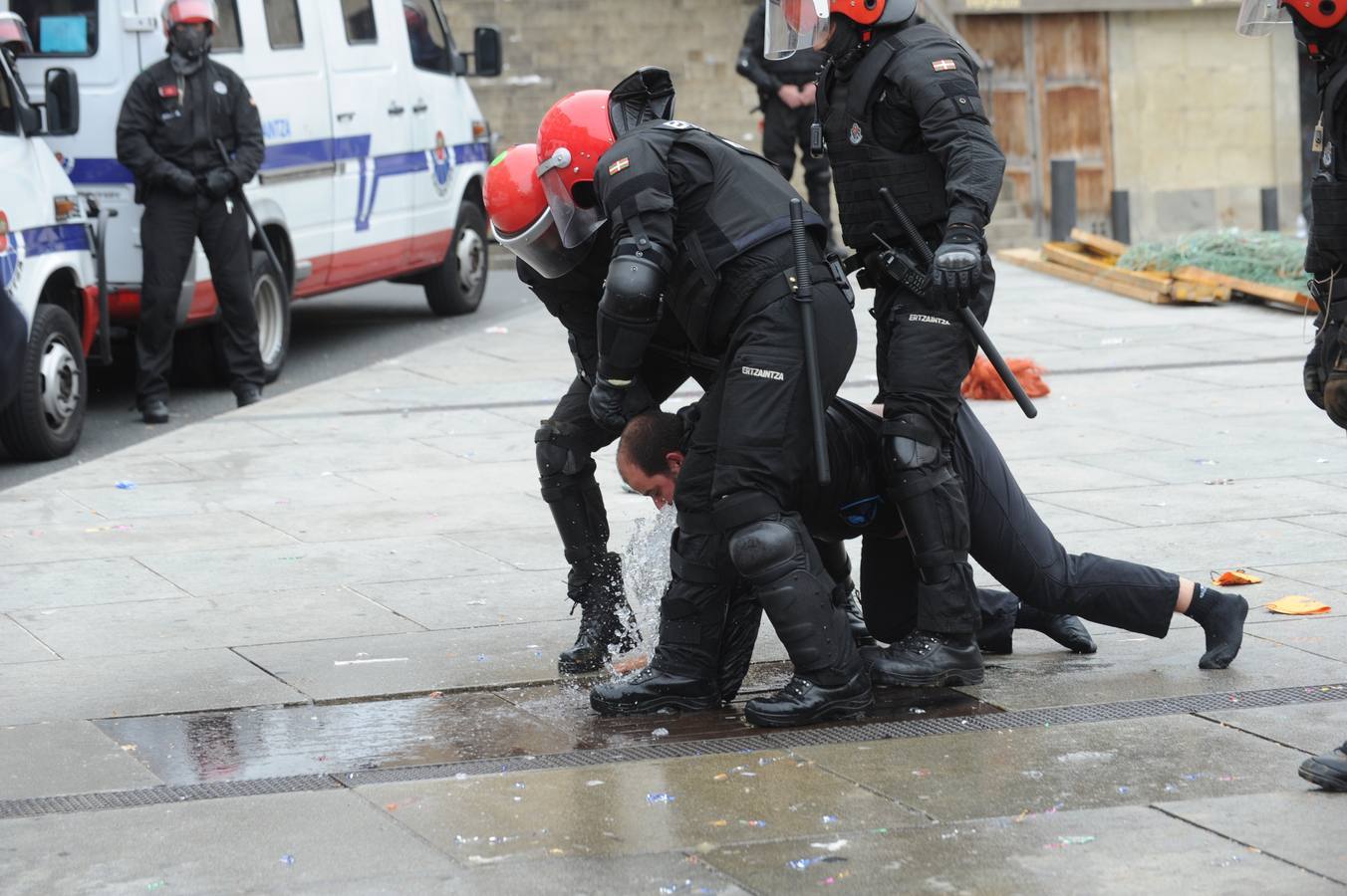 La Ertzaintza rompe por la fuerza el &#039;muro&#039; de Segi