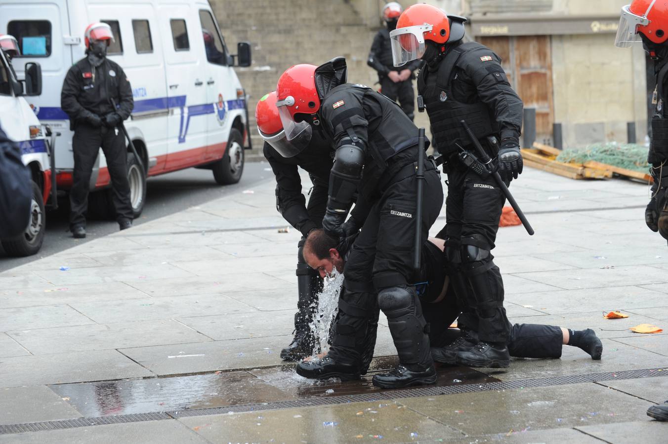 La Ertzaintza rompe por la fuerza el &#039;muro&#039; de Segi
