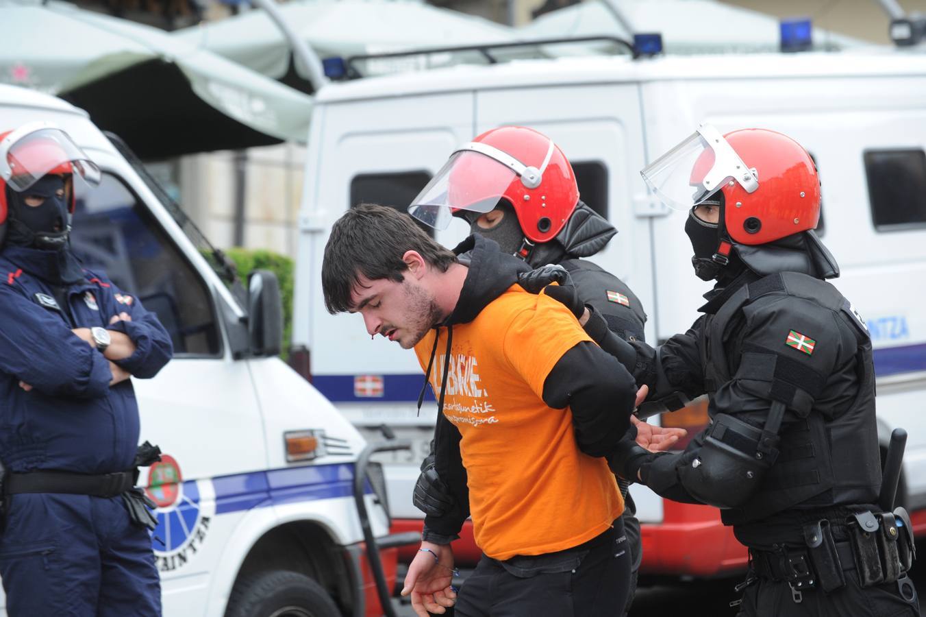 La Ertzaintza rompe por la fuerza el &#039;muro&#039; de Segi