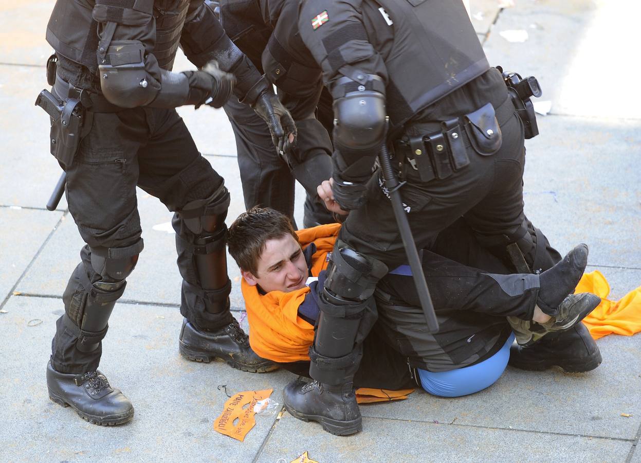 La Ertzaintza rompe por la fuerza el &#039;muro&#039; de Segi