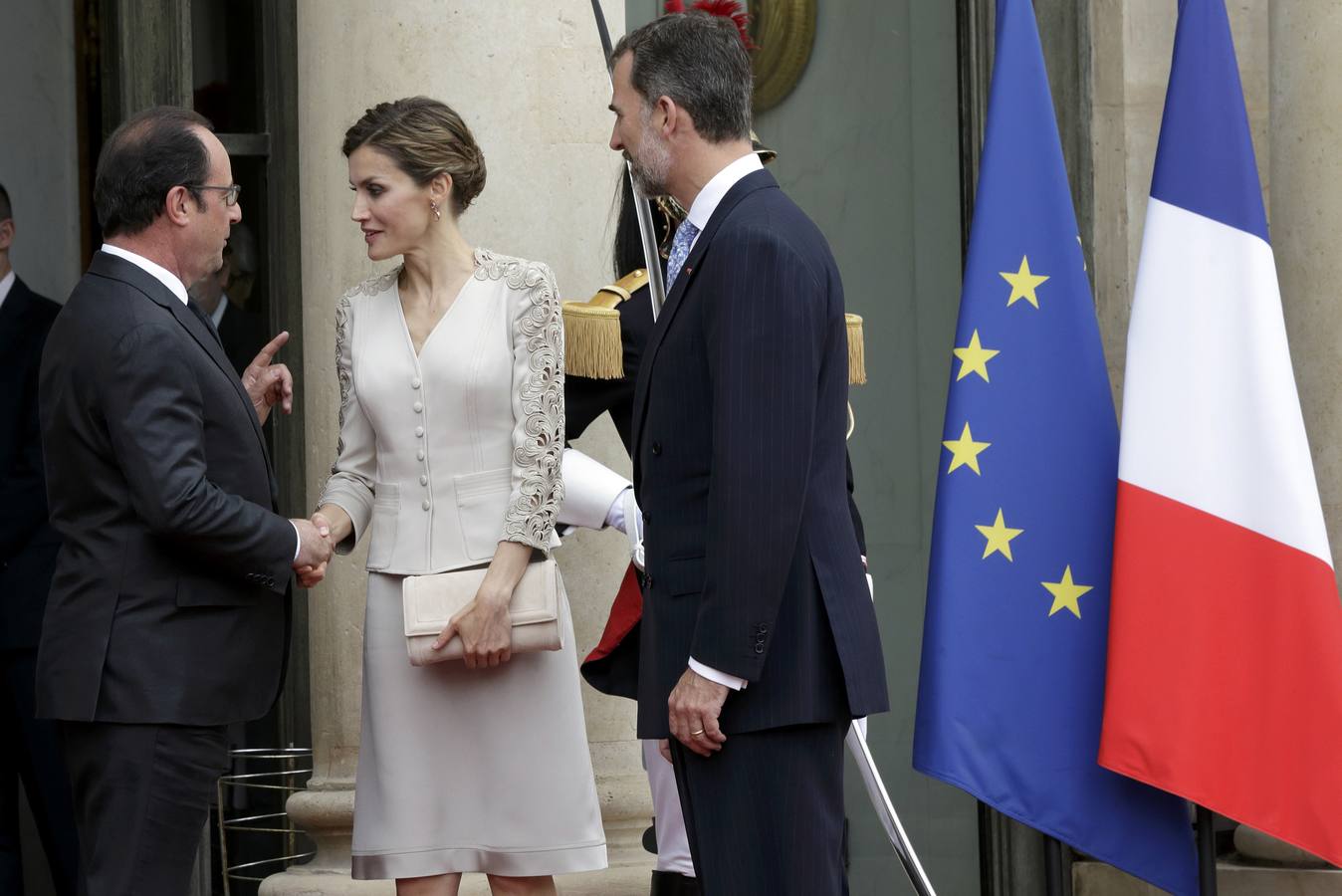 Los Reyes, junto al presidente francés, François Hollande, a su llegada al Palacio del Elíseo.