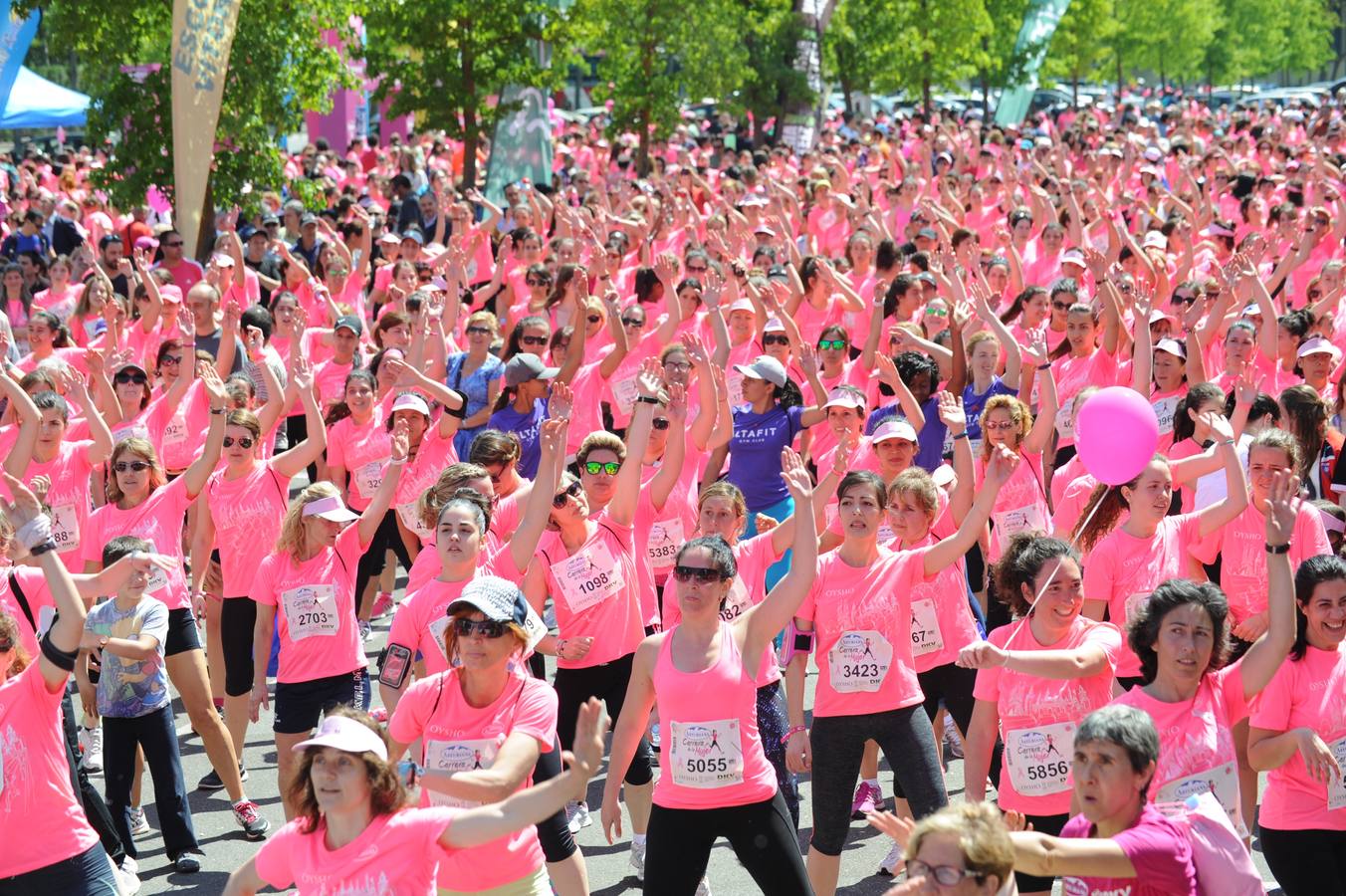 Una marea rosa inunda las calles de Vitoria para luchar contra el cáncer de mama