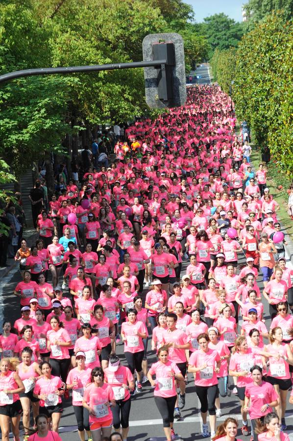 Una marea rosa inunda las calles de Vitoria para luchar contra el cáncer de mama