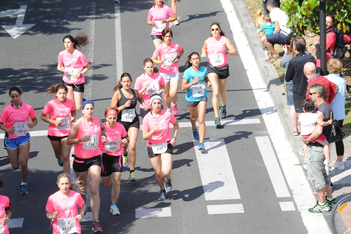 Una marea rosa inunda las calles de Vitoria para luchar contra el cáncer de mama