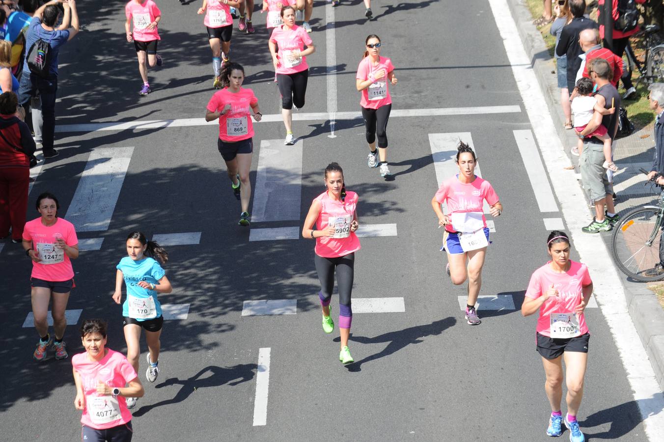 Una marea rosa inunda las calles de Vitoria para luchar contra el cáncer de mama