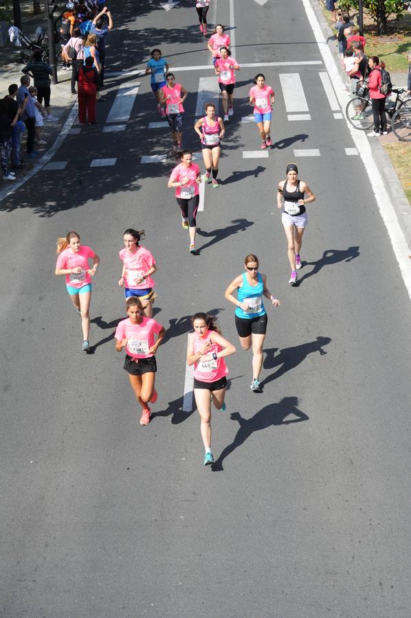 Una marea rosa inunda las calles de Vitoria para luchar contra el cáncer de mama