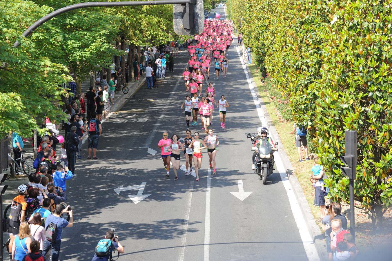Una marea rosa inunda las calles de Vitoria para luchar contra el cáncer de mama