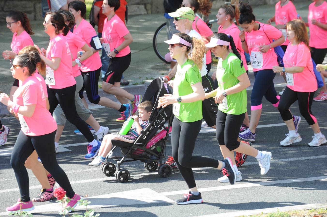 Una marea rosa inunda las calles de Vitoria para luchar contra el cáncer de mama