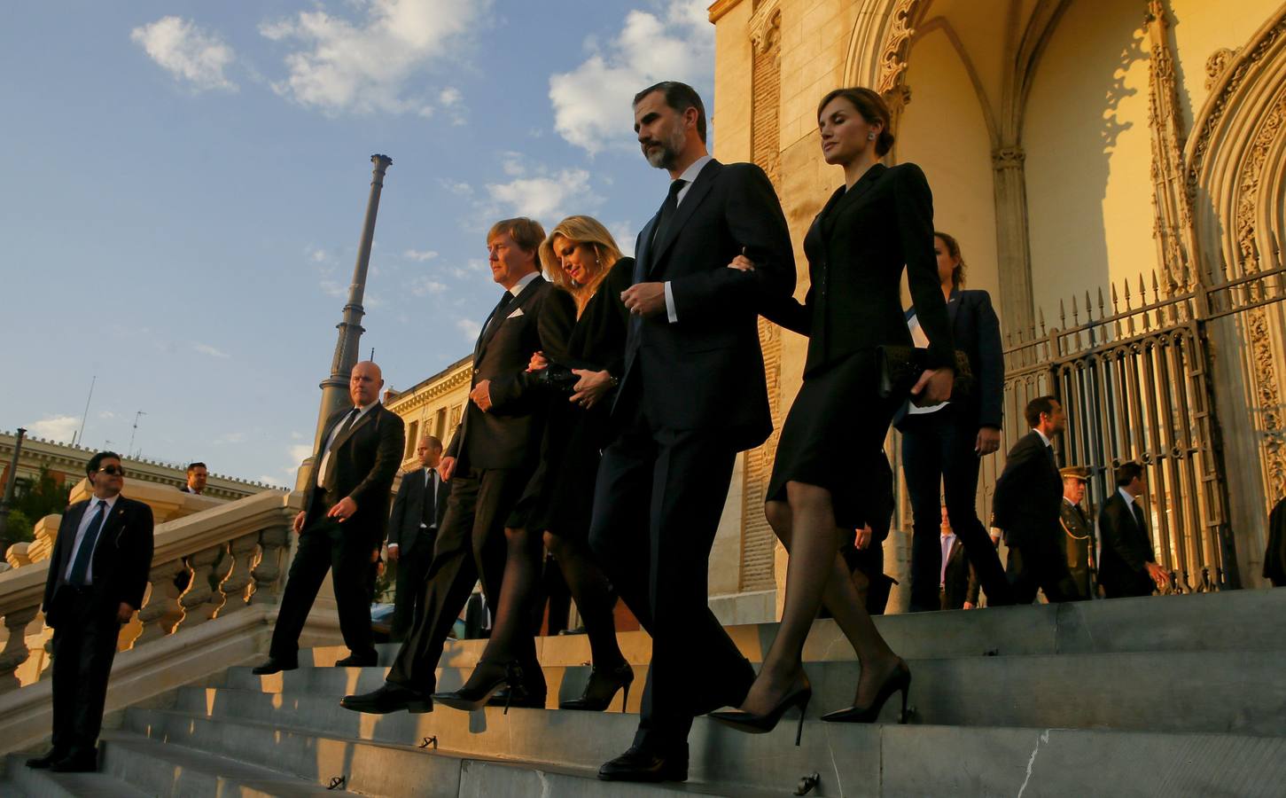 Los reyes Felipe (2d) y Letizia (d) junto a los reyes Guillermo (i) y Máxima de Holanda (2i) a su salida del funeral.