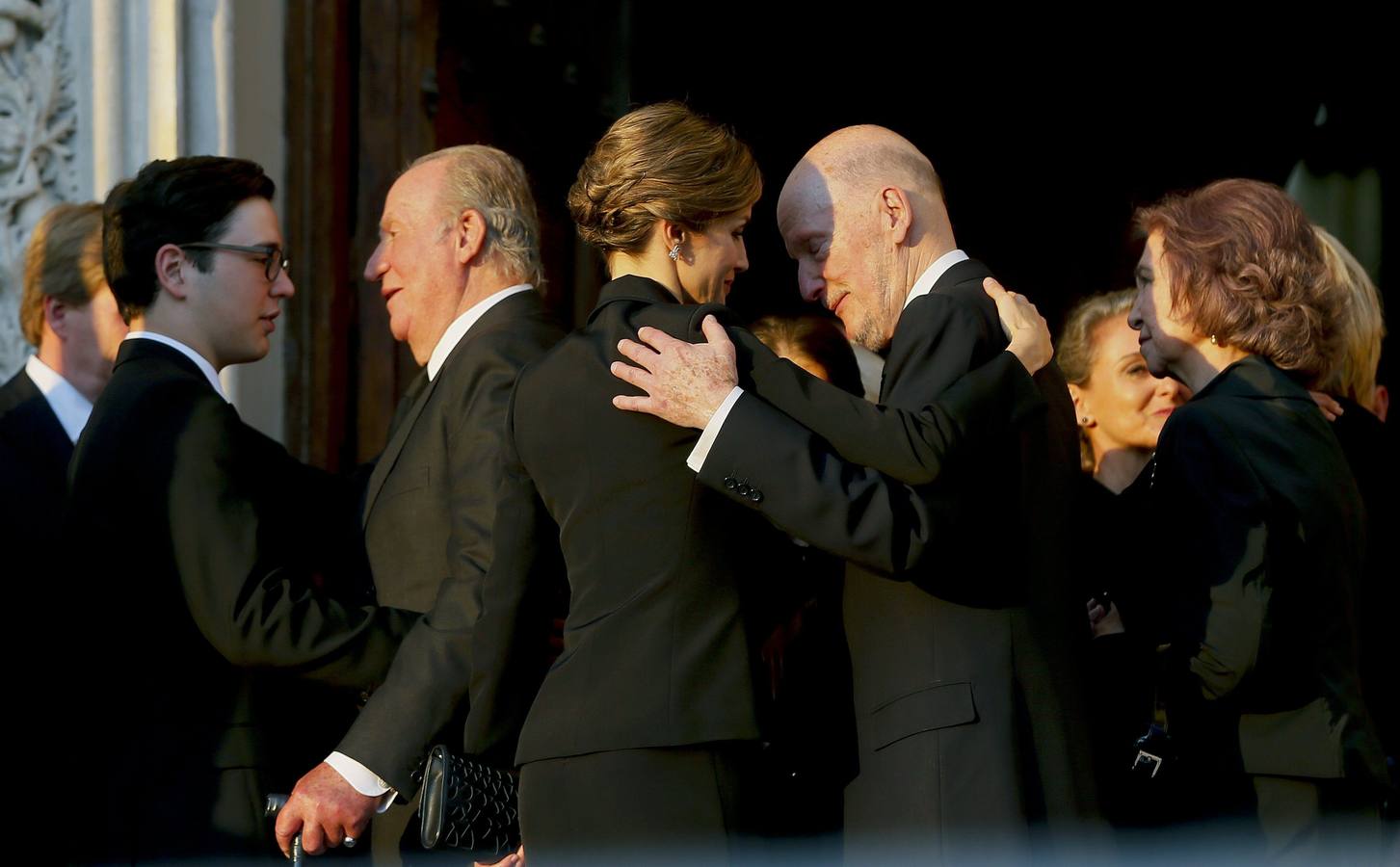 La reina Letizia (c) conversa con el rey Simeón de Bulgaria (2d), junto al rey Juan Carlos (2i) y la reina Sofía (d).