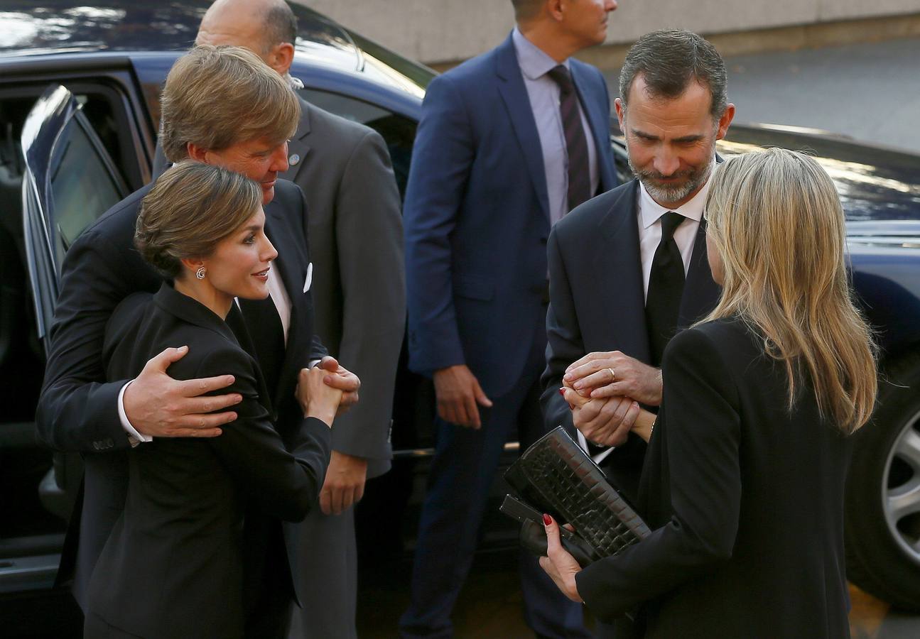 Los reyes Felipe y Letizia conversan con los reyes Guillermo-Alejandro (2i) y Máxima de Holanda (2d), a su salida del funeral.