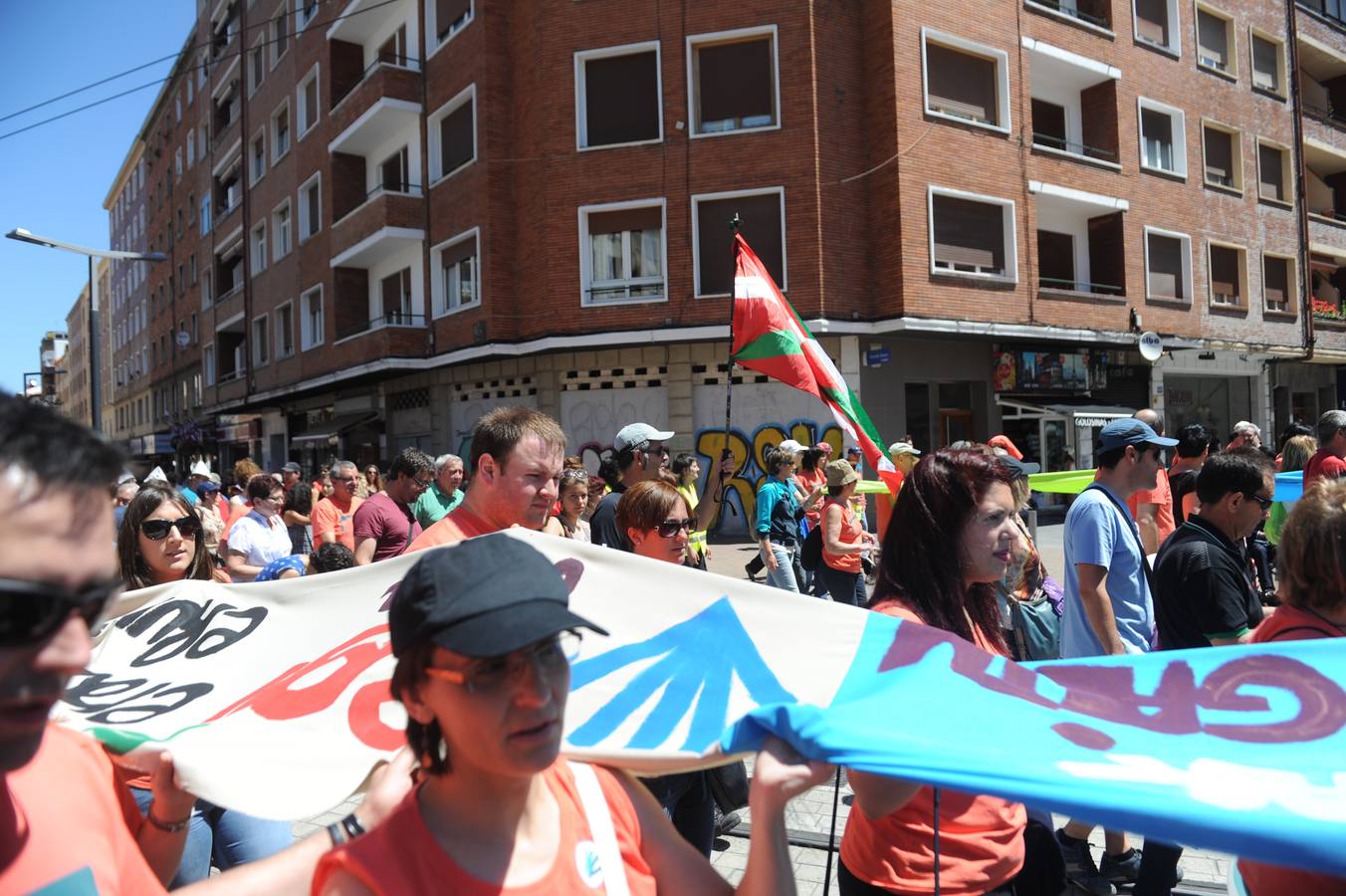 Miles de personas recorren Vitoria por el derecho a decidir