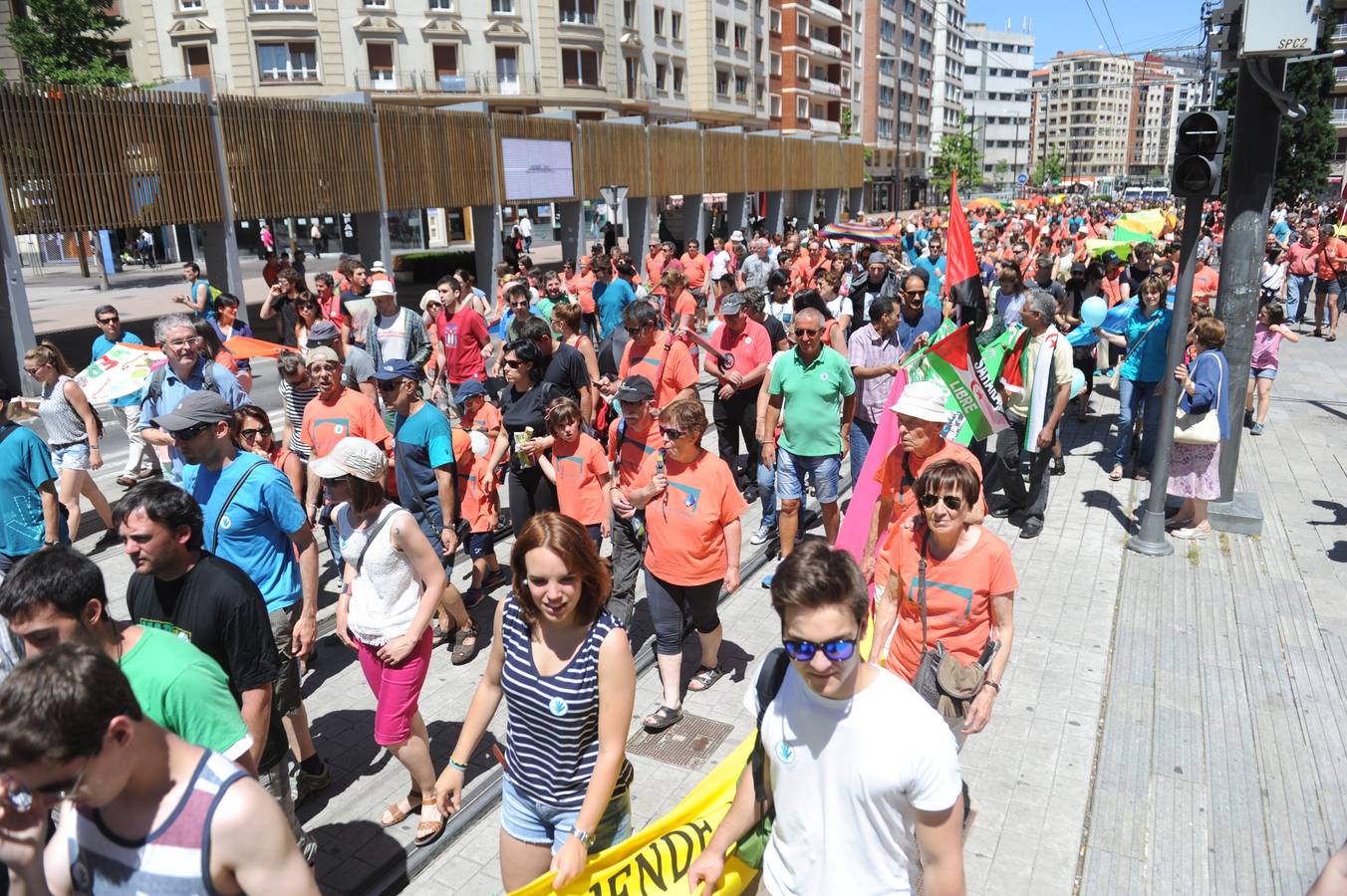 Miles de personas recorren Vitoria por el derecho a decidir