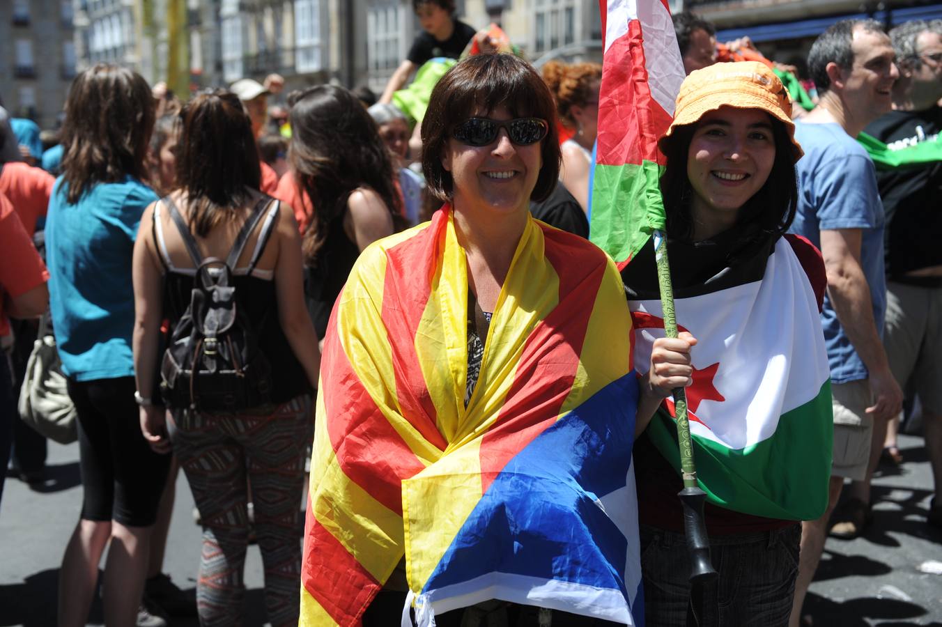 Miles de personas recorren Vitoria por el derecho a decidir