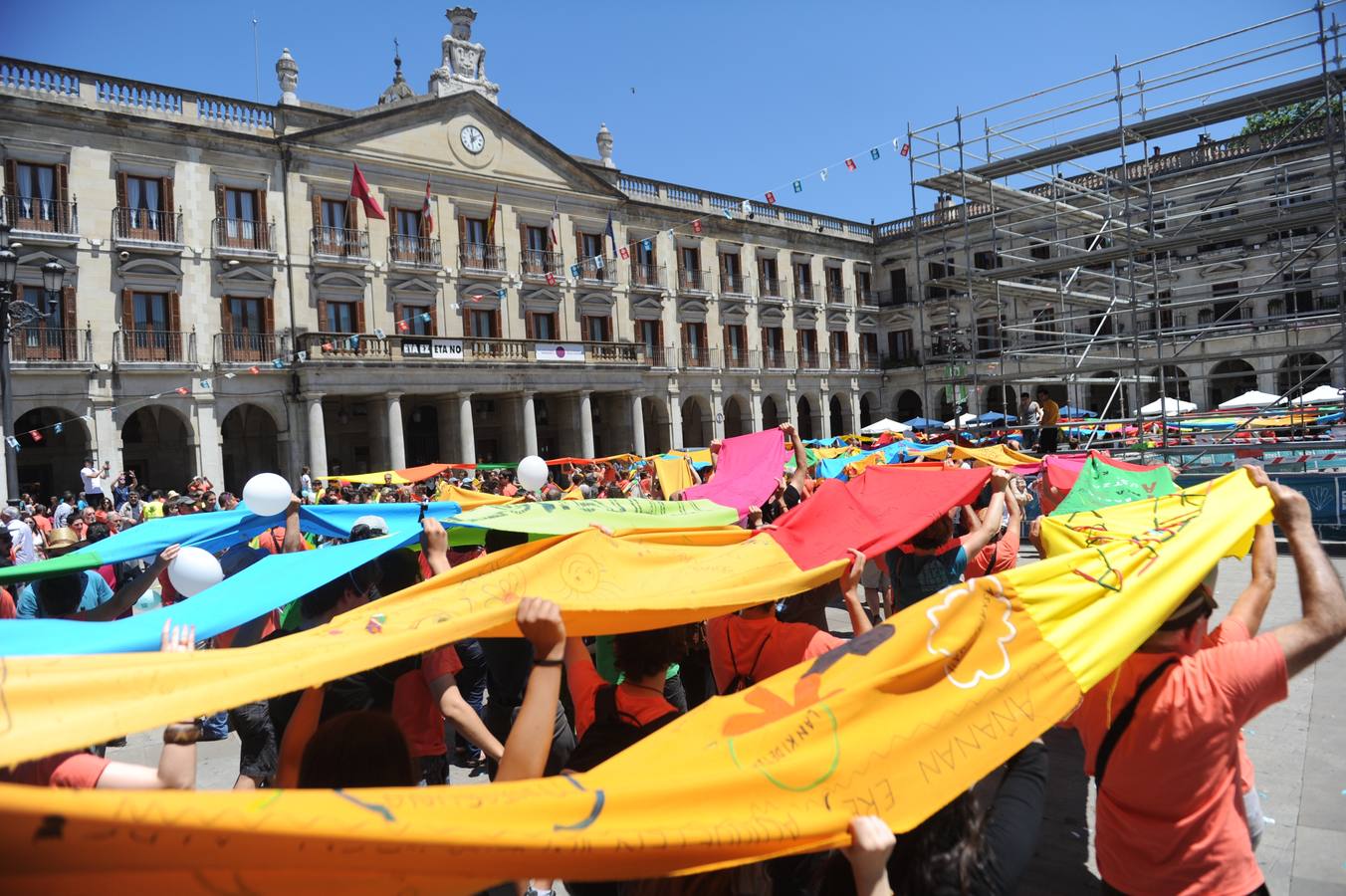 Miles de personas recorren Vitoria por el derecho a decidir