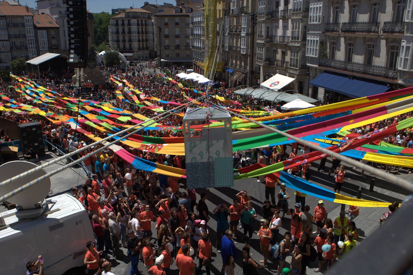 Miles de personas recorren Vitoria por el derecho a decidir