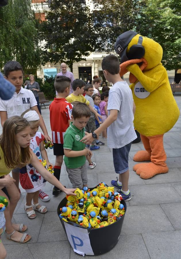 10.500 niños pintan los 35.000 WOPatos que nadarán en la ría de Bilbao el 5 de julio