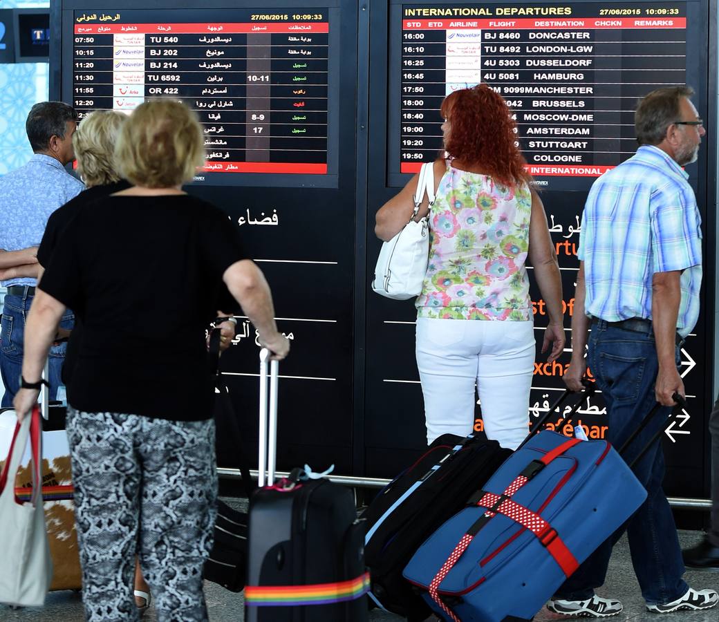 Los turistas salen en masa de Túnez