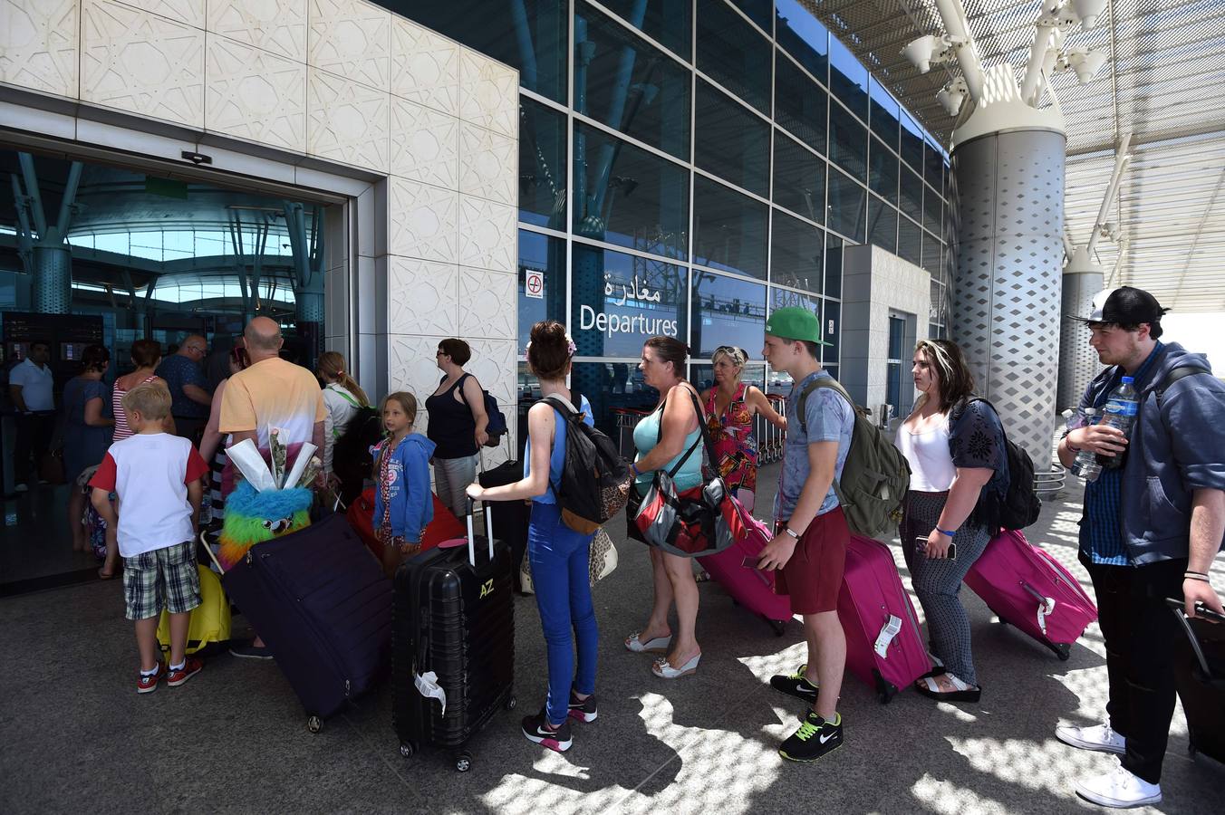 Los turistas salen en masa de Túnez