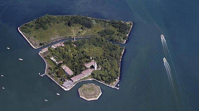 Isla de Poveglia. Hasta hace 50 años contó como un hospital psiquiátrico. Sin embargo, a pesar de su belleza natural, en la actualidad  no es posible realizar visitar turísticas a Poveglia. Hay algunos que creen que la isla está maldita.