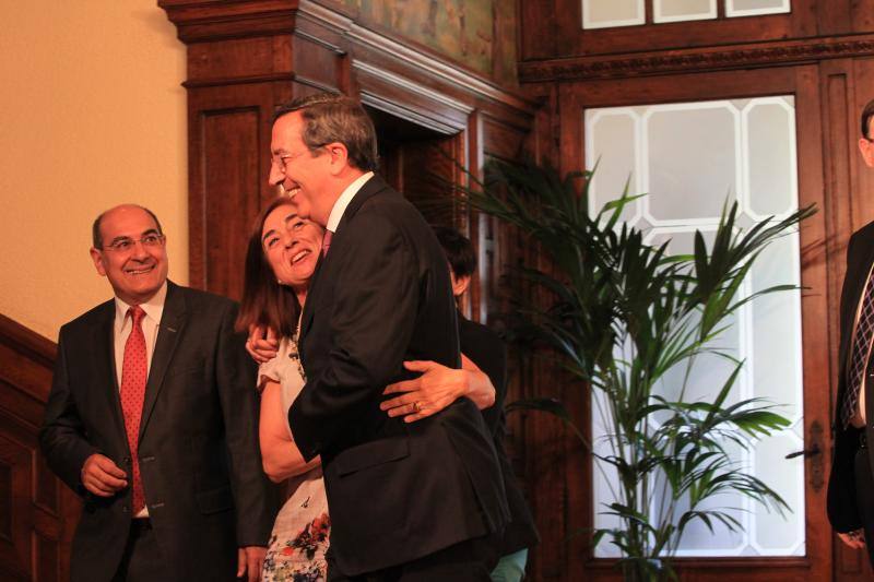 José Luis Bilbao, junto a la consejera Arantza Tapia y el consejero Jon Darpon.