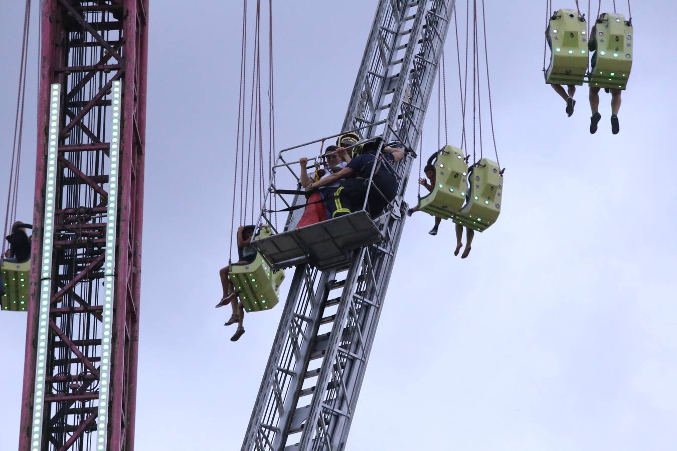 Atrapados a 40 metros de altura en Barakaldo