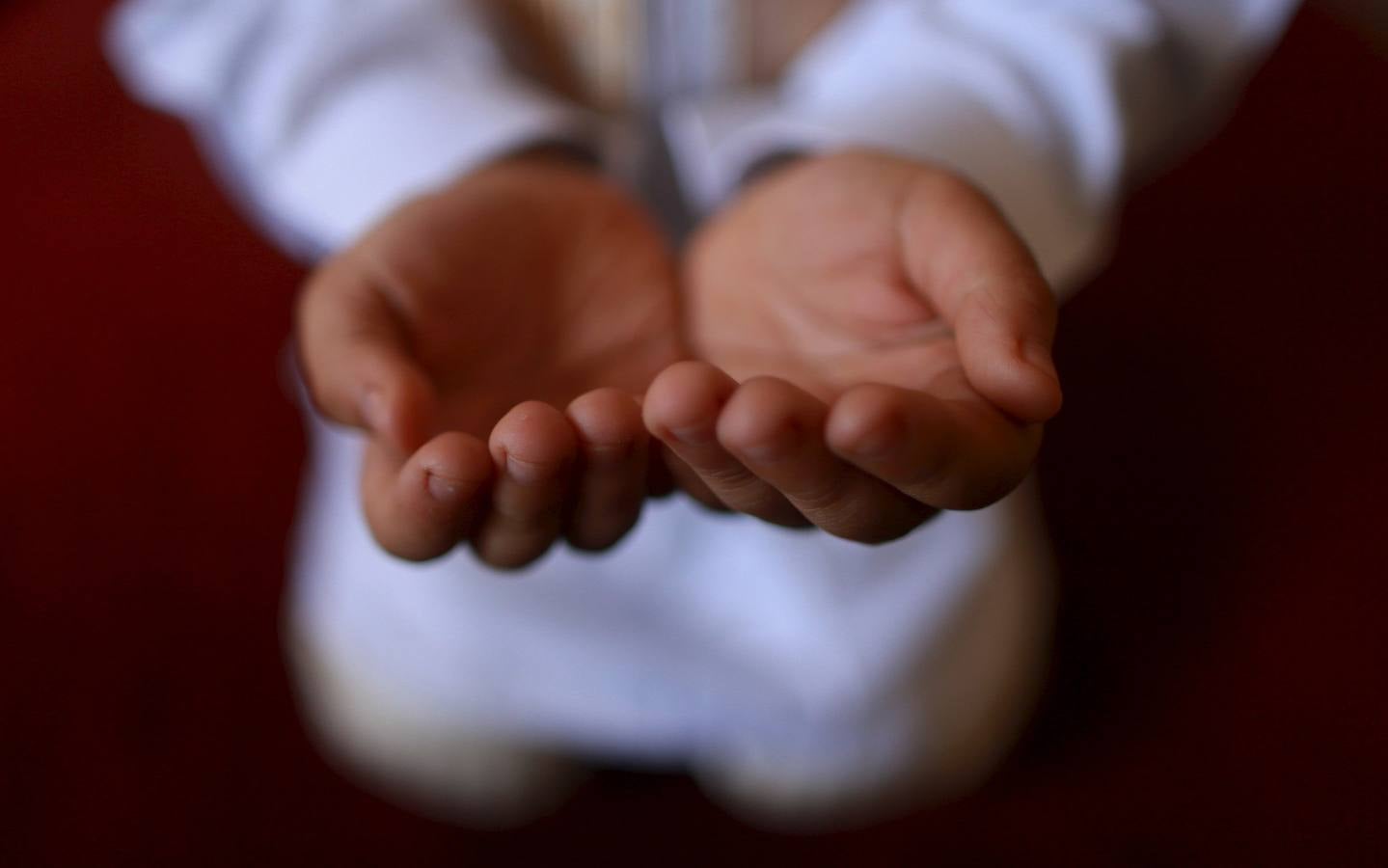 Un niño ora durante el Ramadán en la mezquita de Ibn Mohammed Muslama en Bengasi, Libia