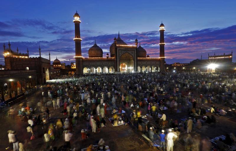 Los musulmanes comen su iftar durante el Ramadán en la Jama Masjid (la Gran Mezquita) en el casco antiguo de Delhi, India