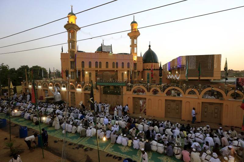 Musulmanes rompen su ayuno durante el Ramadán en la Mezquita Al- Sheikh Ghareeballah, en Omdurman, Sudán