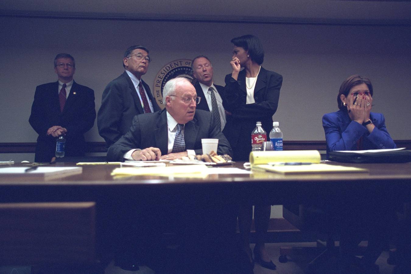 El vicepresidente Dick Cheney escucha a la secretaria de seguridad nacional, Condoleezza Rice.