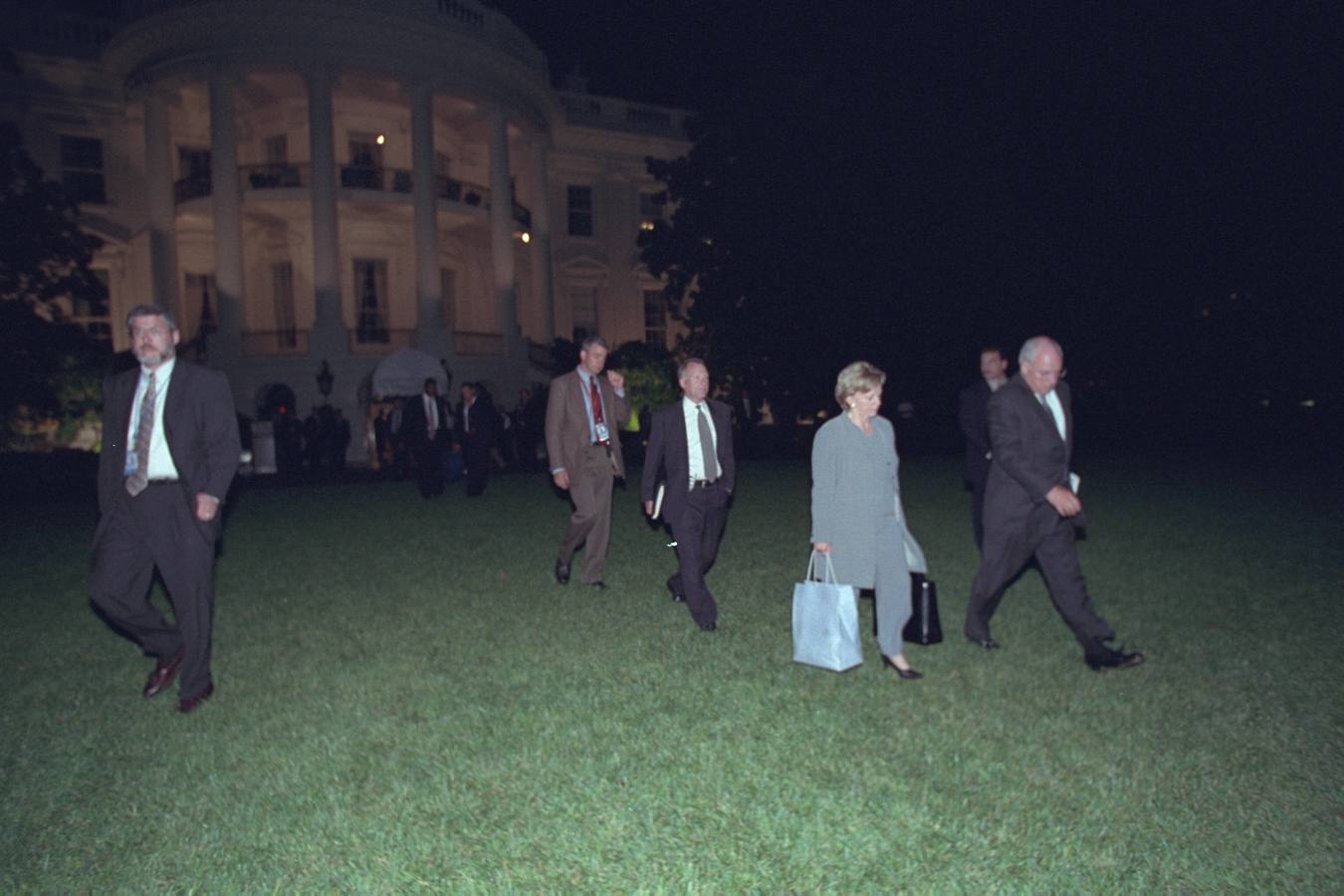 El vicepresidente Dick Cheney, con su esposa, Lynne, se dirige al helicóptero destinado al vicepresidente de los EE UU, el Marine Two.