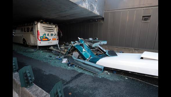 Espectacular accidente de autobús con jóvenes vascos en Lille (Francia)