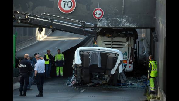 Espectacular accidente de autobús con jóvenes vascos en Lille (Francia)