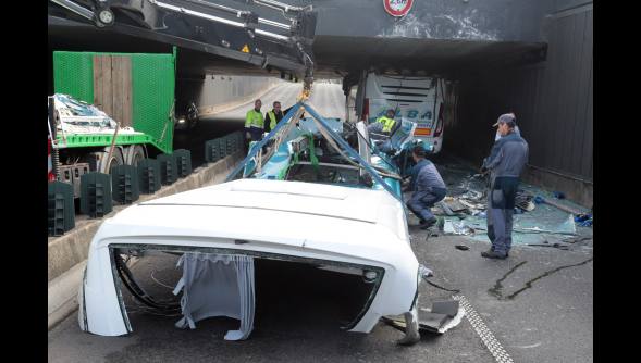 Espectacular accidente de autobús con jóvenes vascos en Lille (Francia)