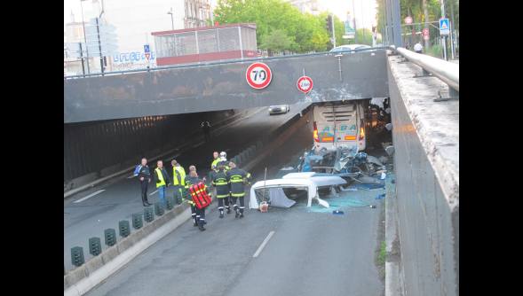 Espectacular accidente de autobús con jóvenes vascos en Lille (Francia)