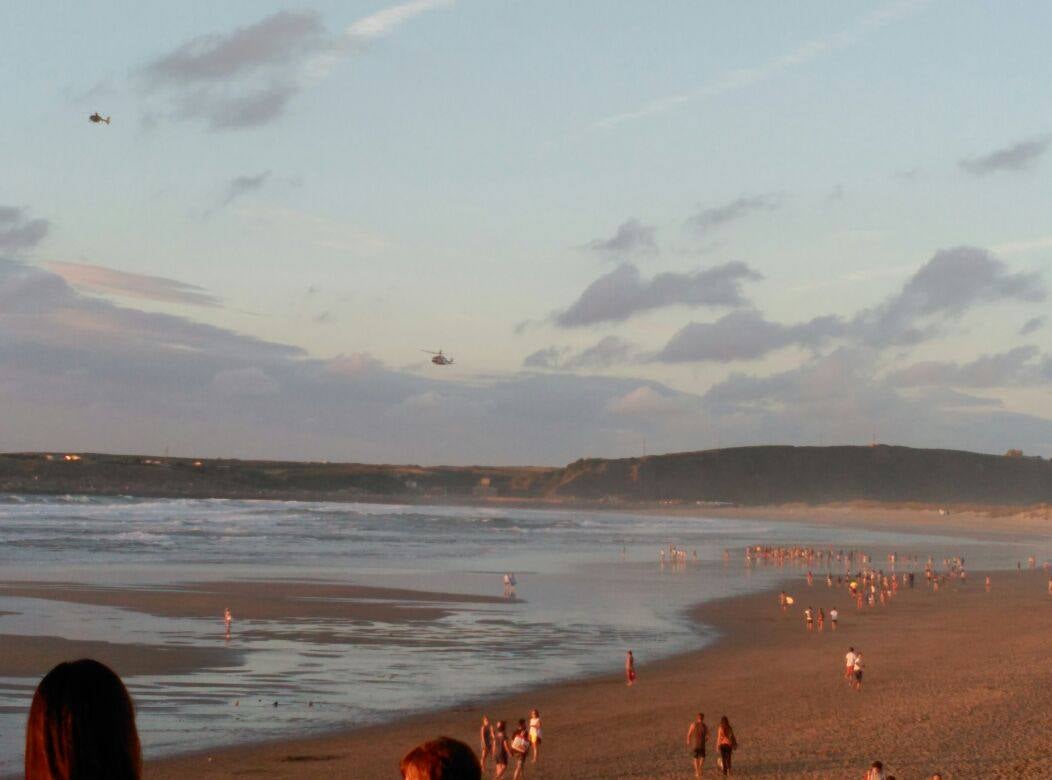 Las imágenes del angustioso rescate en la playa asturiana de Salinas
