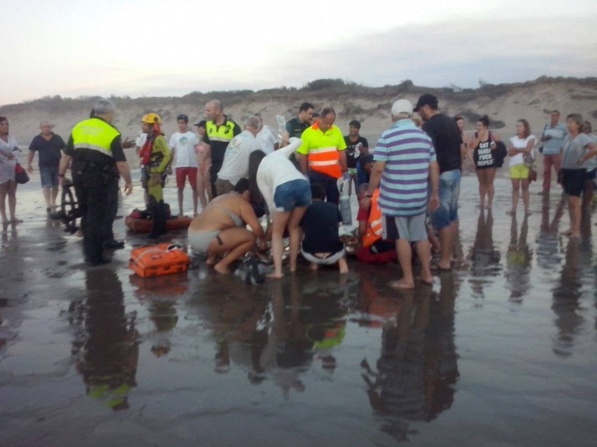 Las imágenes del angustioso rescate en la playa asturiana de Salinas