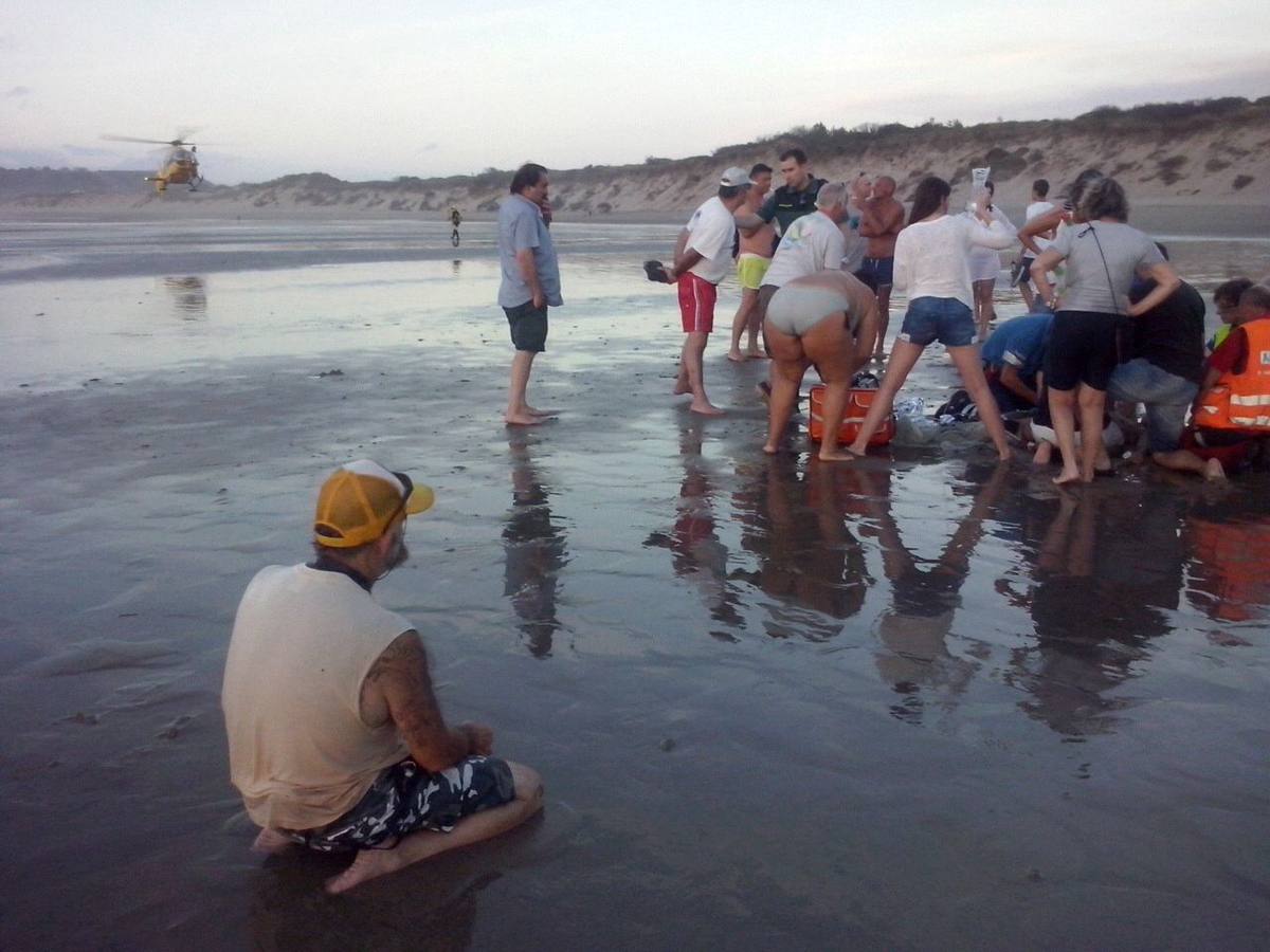 Las imágenes del angustioso rescate en la playa asturiana de Salinas