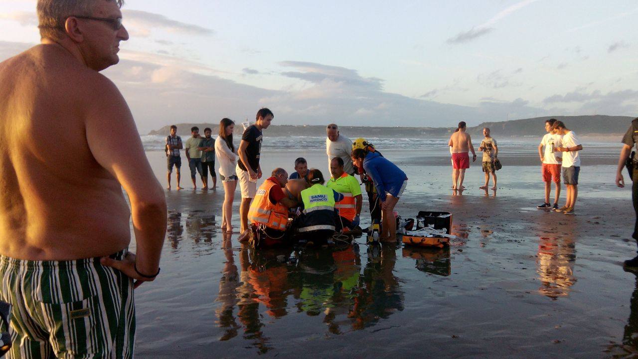 Las imágenes del angustioso rescate en la playa asturiana de Salinas