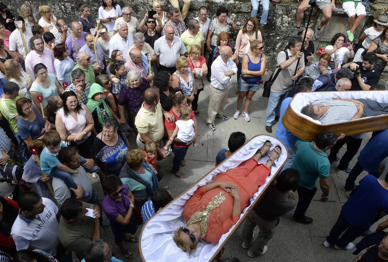 &#039;Los que vieron la muerte&#039;, la procesión de ataúdes abiertos de un pueblo gallego