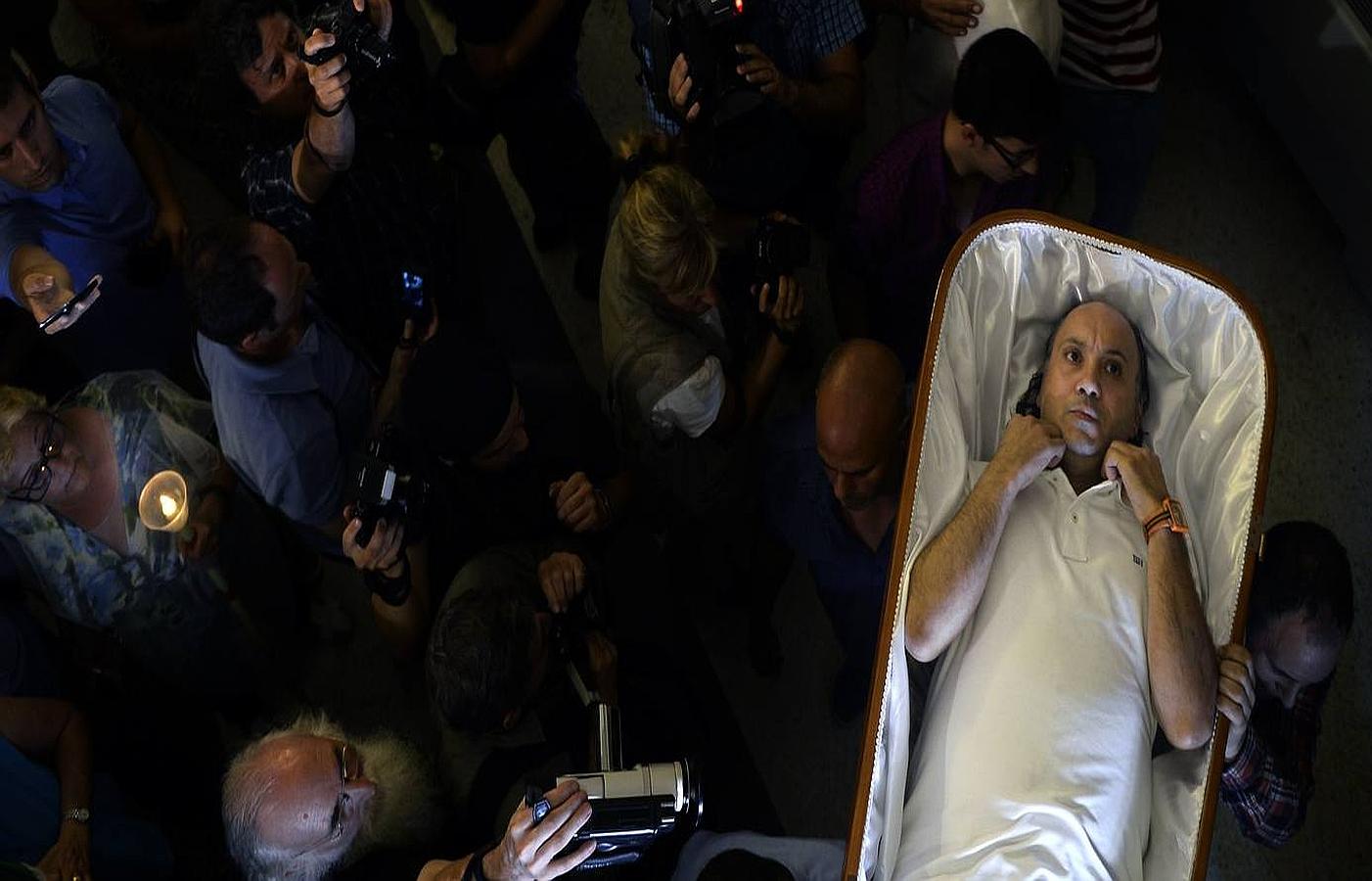 &#039;Los que vieron la muerte&#039;, la procesión de ataúdes abiertos de un pueblo gallego