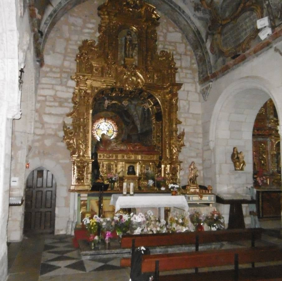La Santa reposa en el altar mayor.. 