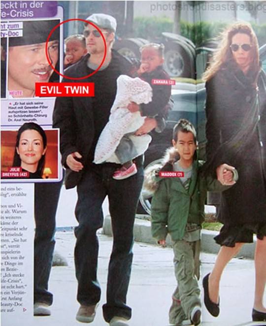 Brad Pitt y el gemelo diabólico... Papá Brad viene con su pequeño delante, va con su pequeño detrás.