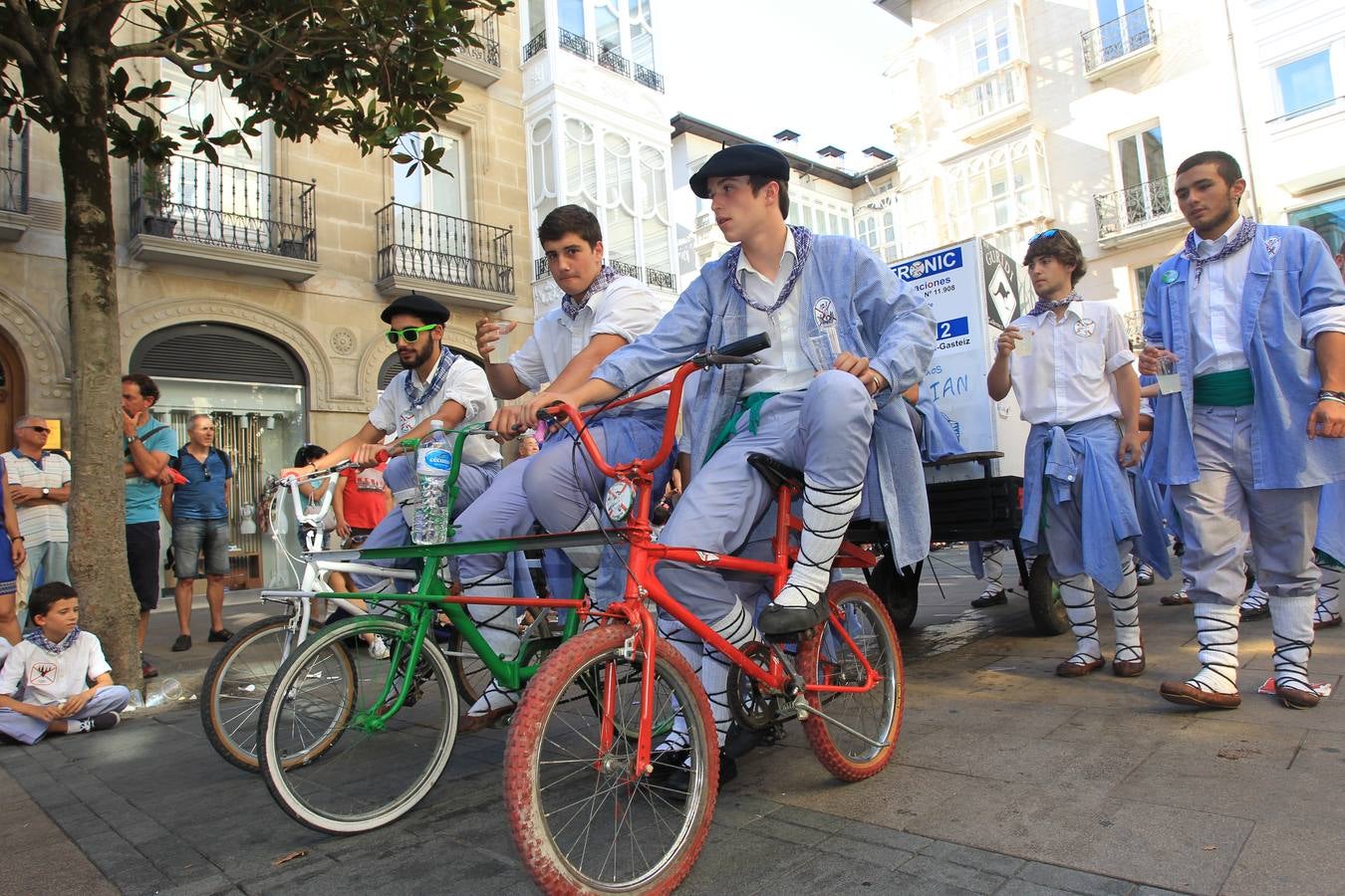 Segundo paseíllo de los blusas a los toros