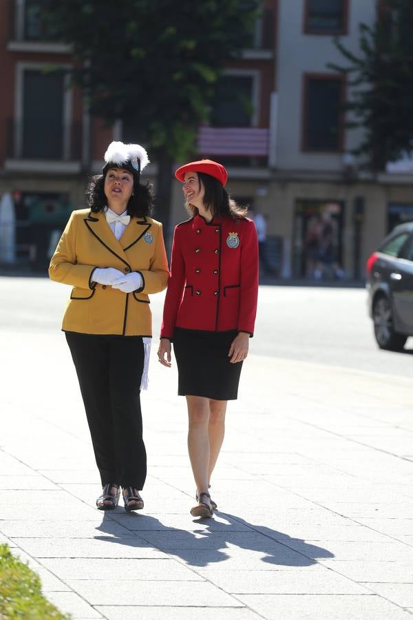 La pregonera y la txupinera de Aste Nagusia presentan sus trajes