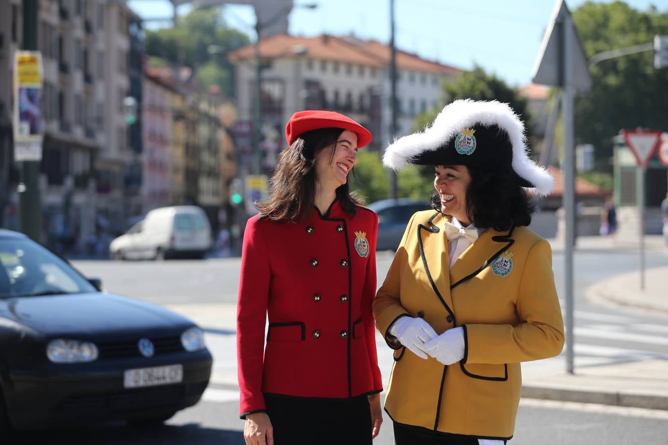 La pregonera y la txupinera de Aste Nagusia presentan sus trajes