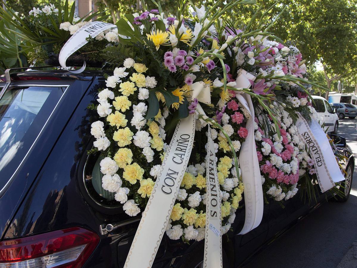 Coche fúnebre que traslada los restos mortales de Laura del Hoyo con la corona de flores enviada por familiares y amigos de Marina Okarynska, la otra chica asesinada.