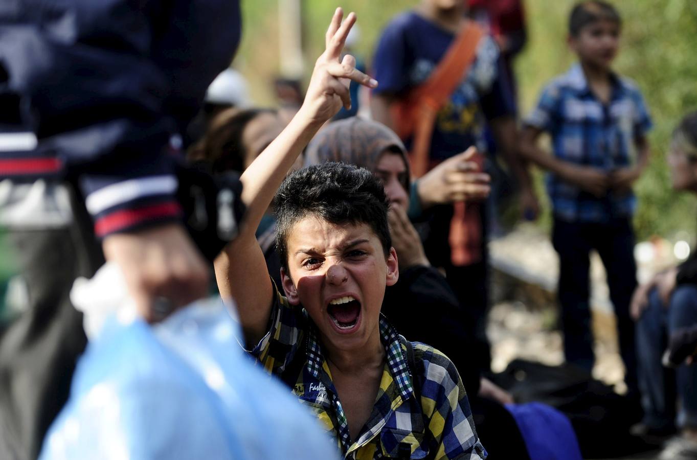 La policía de Macedonia utiliza gas lacrimógeno para disparar a miles de inmigrantes